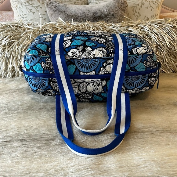 VERA BRADLEY Blue Bayou 2014 Sport Duffel 2 Handle Trolly Sleeve White Floral - Picture 9 of 13